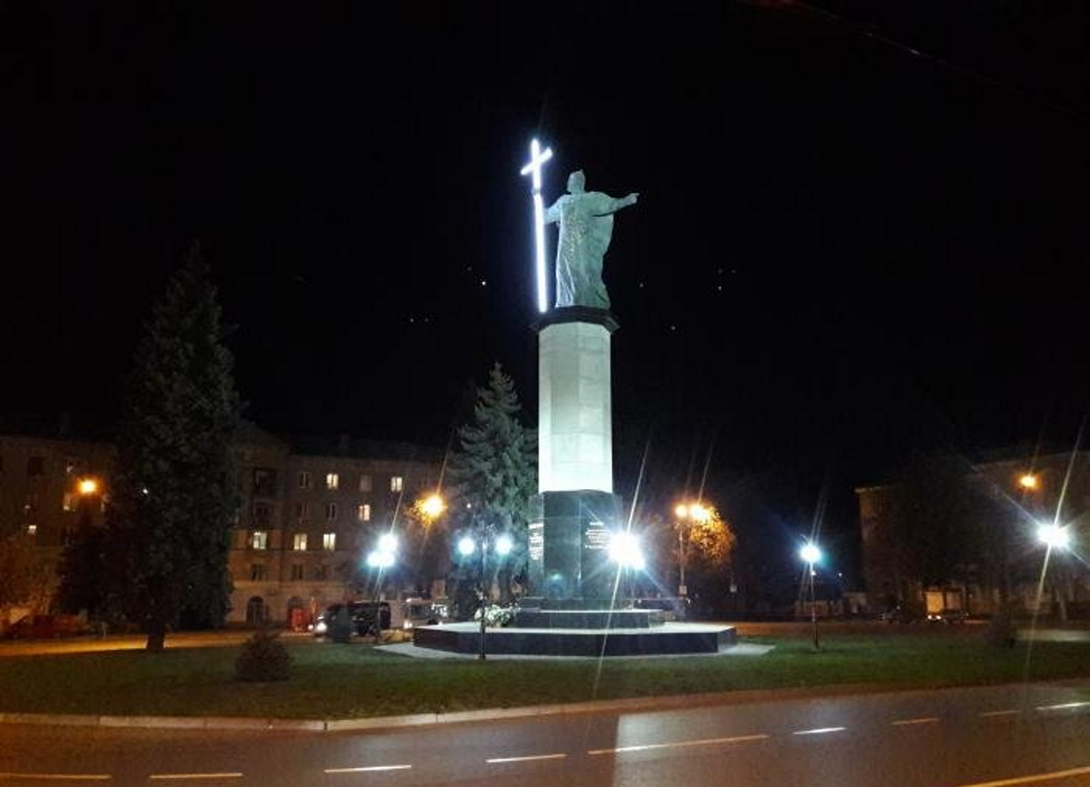 На месте памятника Артему высится монумент князю Владимиру Великому.
