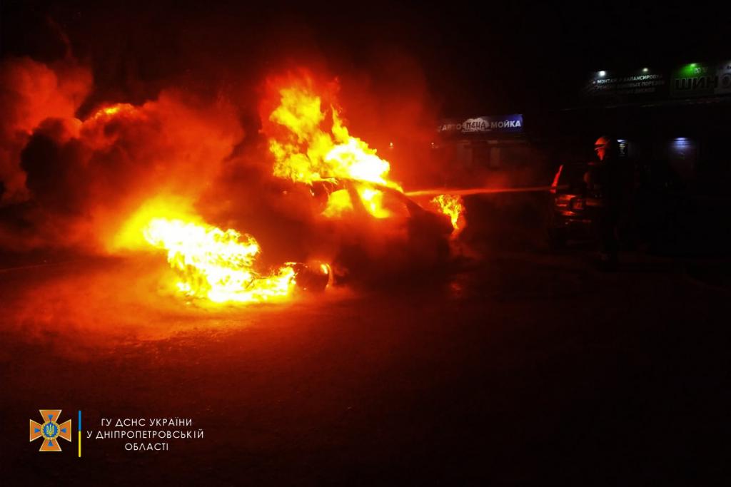 Новости Днепра про Облили и подожгли: в Днепре дотла сгорело авто активиста