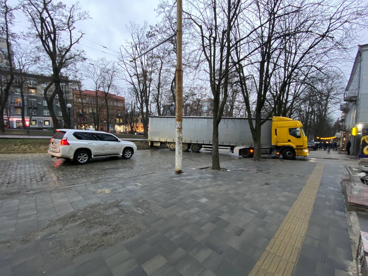 Новости Днепра про Авто объезжают по тротуару: в Днепре на Яворницкого фура перекрыла дорогу