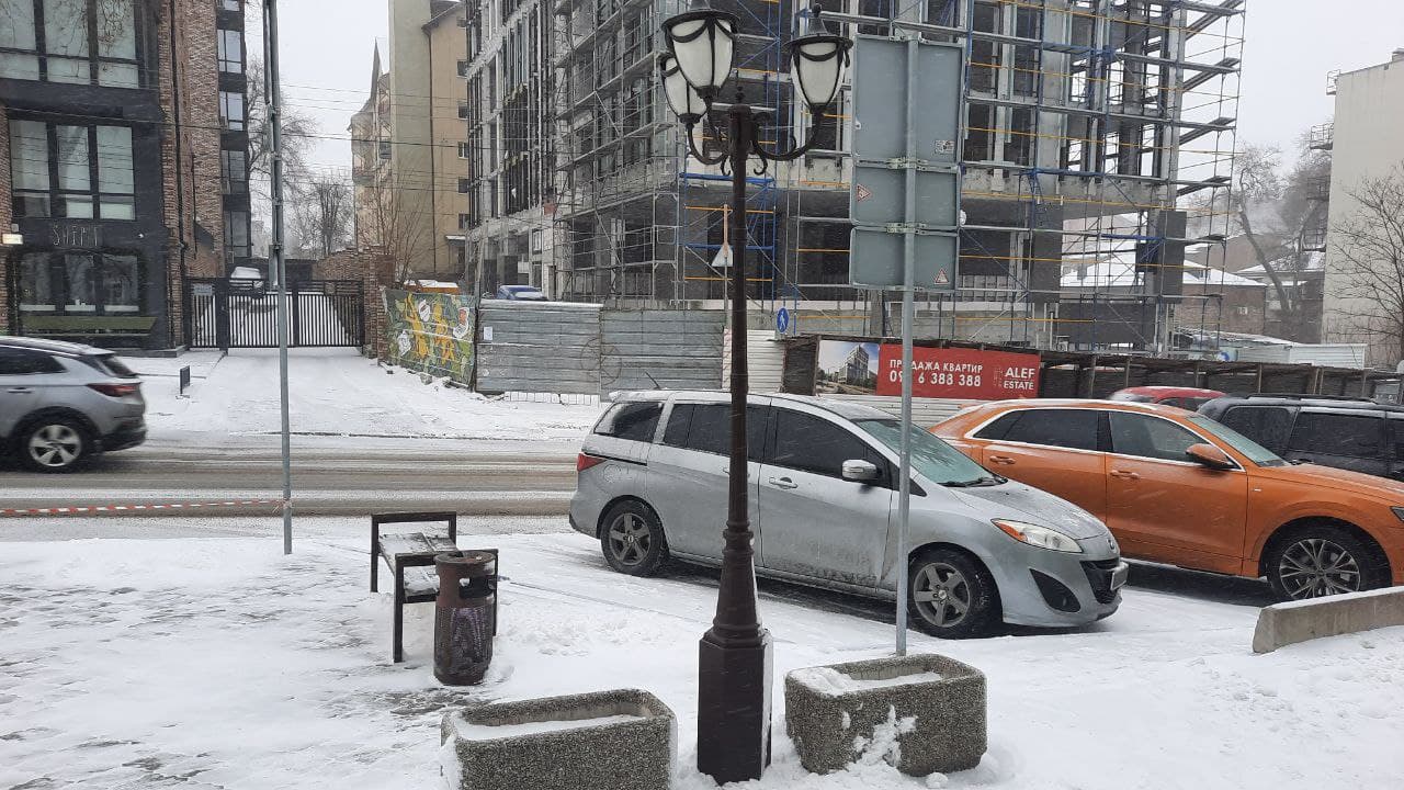 Новости Днепра про В центре Днепра сильный ветер сорвал рекламную вывеску со здания