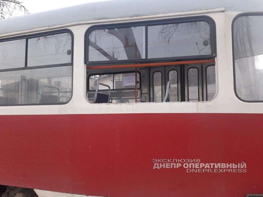 Новости Днепра про Ученик днепровской школы разбил ногой стекло в трамвае