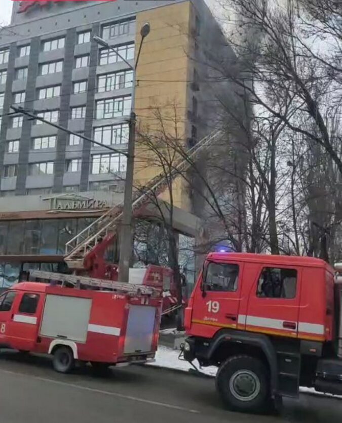 На пр. Поля горит офис «АТБ-Маркет» (Фото, видео) - новости Днепра
