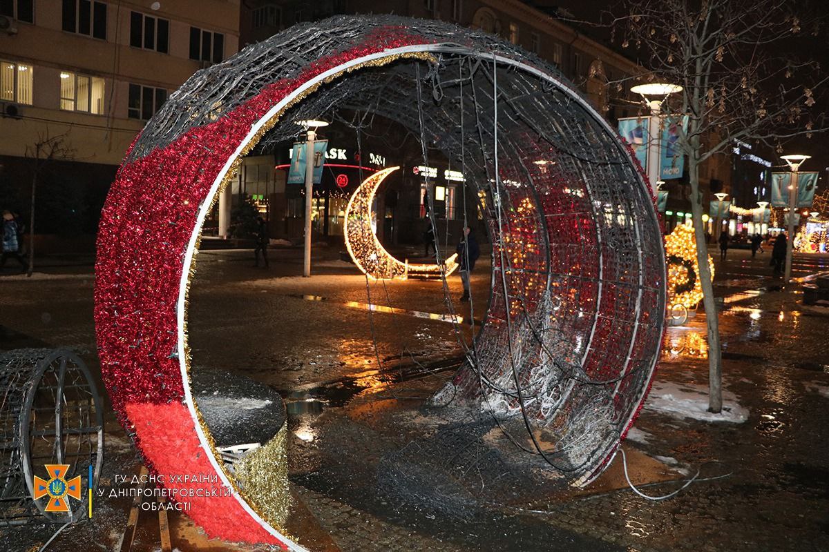 Новости Днепра про В Днепре на Европейской площади загорелась новогодняя декорация