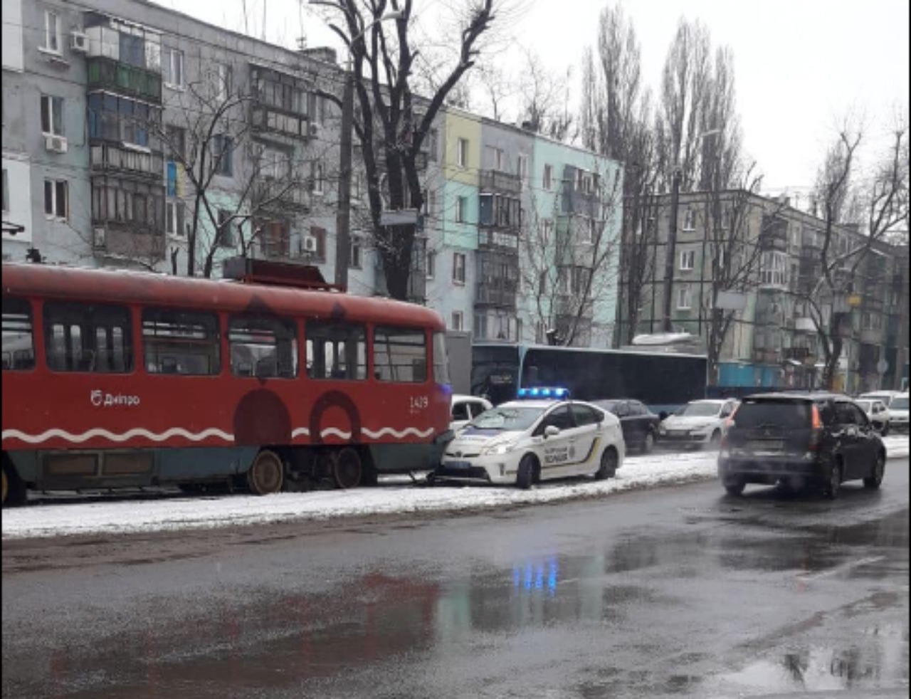 Новости Днепра про Не уступил дорогу: в Днепре на 12 квартале столкнулись трамвай и машина полицейских