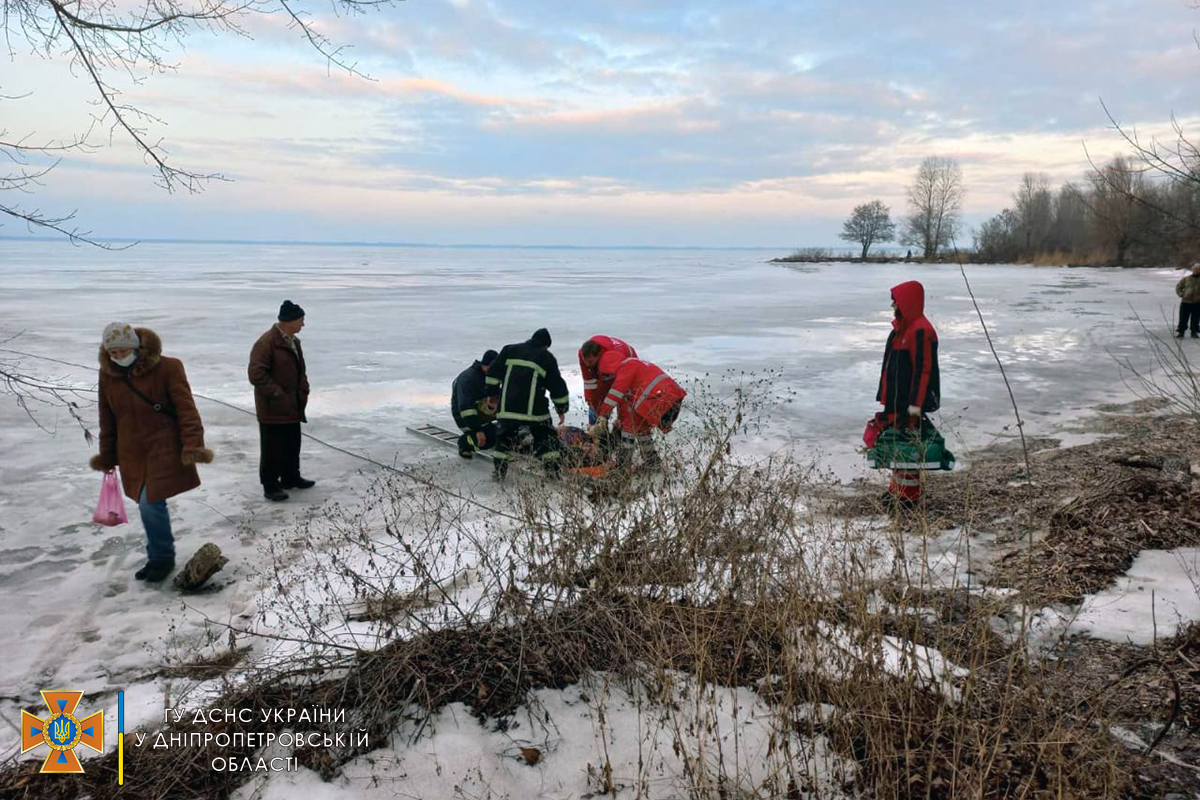 Новости Днепра про На Днепре мужчины провалились под лед: один в больнице, второй пропал без вести
