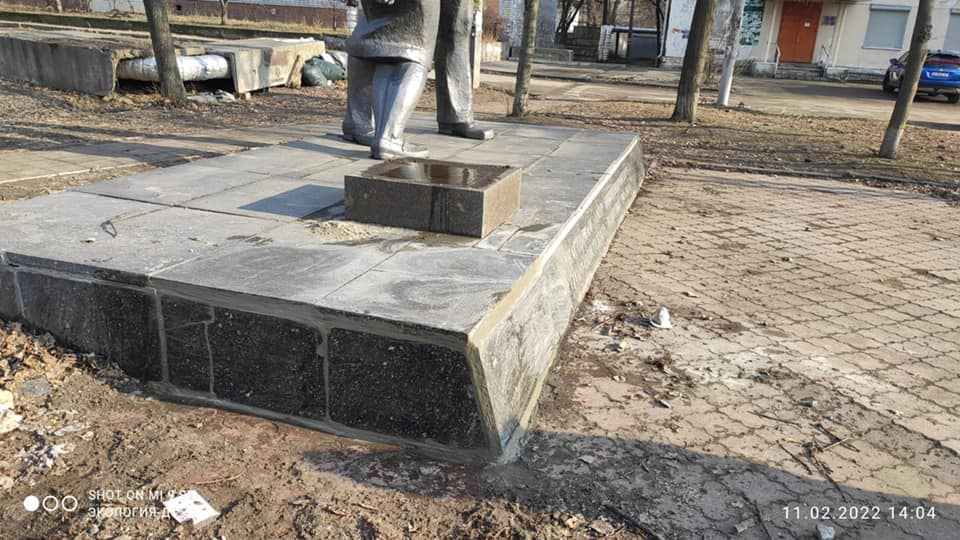 Новости Днепра про В Днепре вандалы разбили памятник партизанам Второй мировой войны