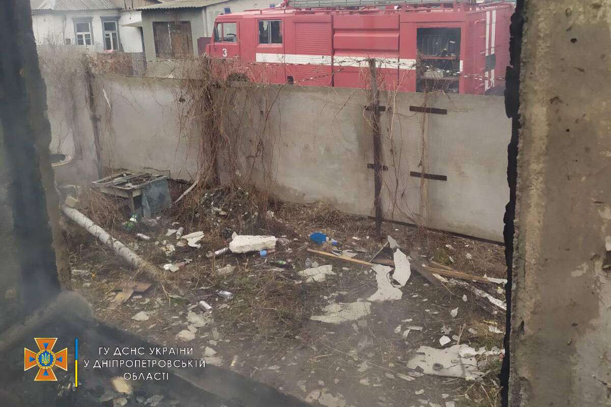 Новости Днепра про Дом сгорел полностью: 8 спасателей целый час тушили пожар в Днепре