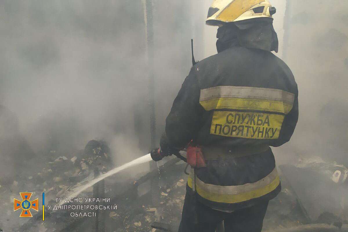Новости Днепра про Дом сгорел полностью: 8 спасателей целый час тушили пожар в Днепре