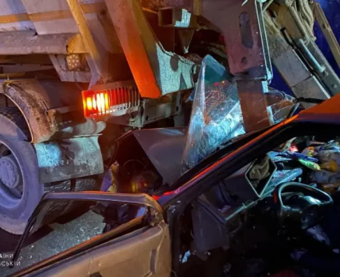 В Днепропетровской области легковое авто влетело под грузовик: есть жертва и пострадавшие. ФОТО