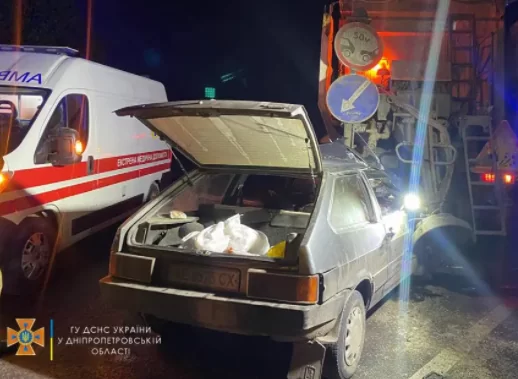 В Днепропетровской области легковое авто влетело под грузовик: есть жертва и пострадавшие. ФОТО