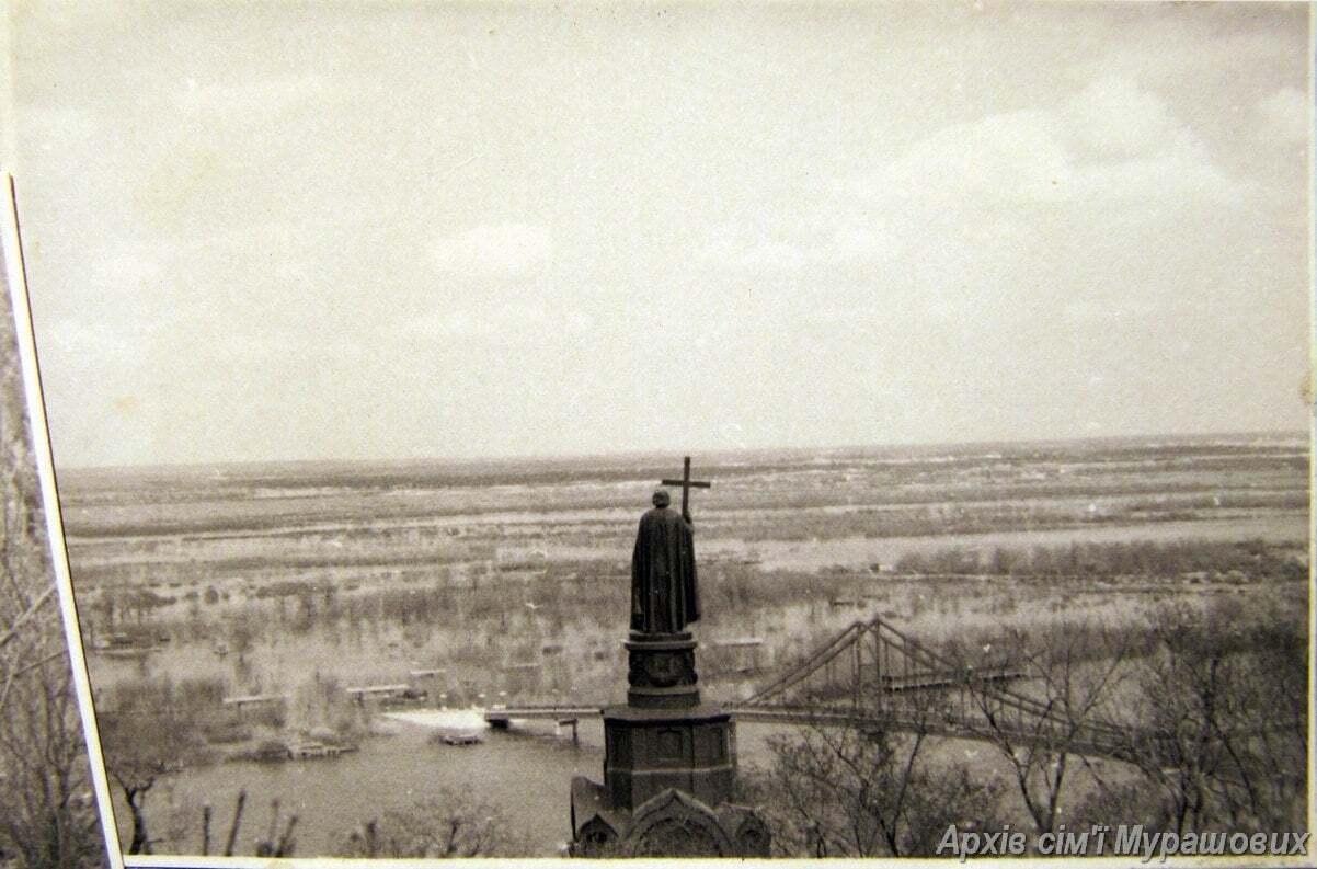Памятник Владимиру Великому и левый берег столицы.