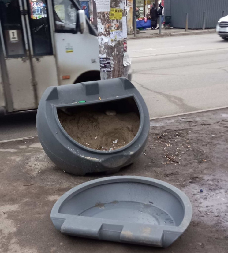 Новости Днепра про Покалеченная ракушка: в Днепре поломали контейнер для песка