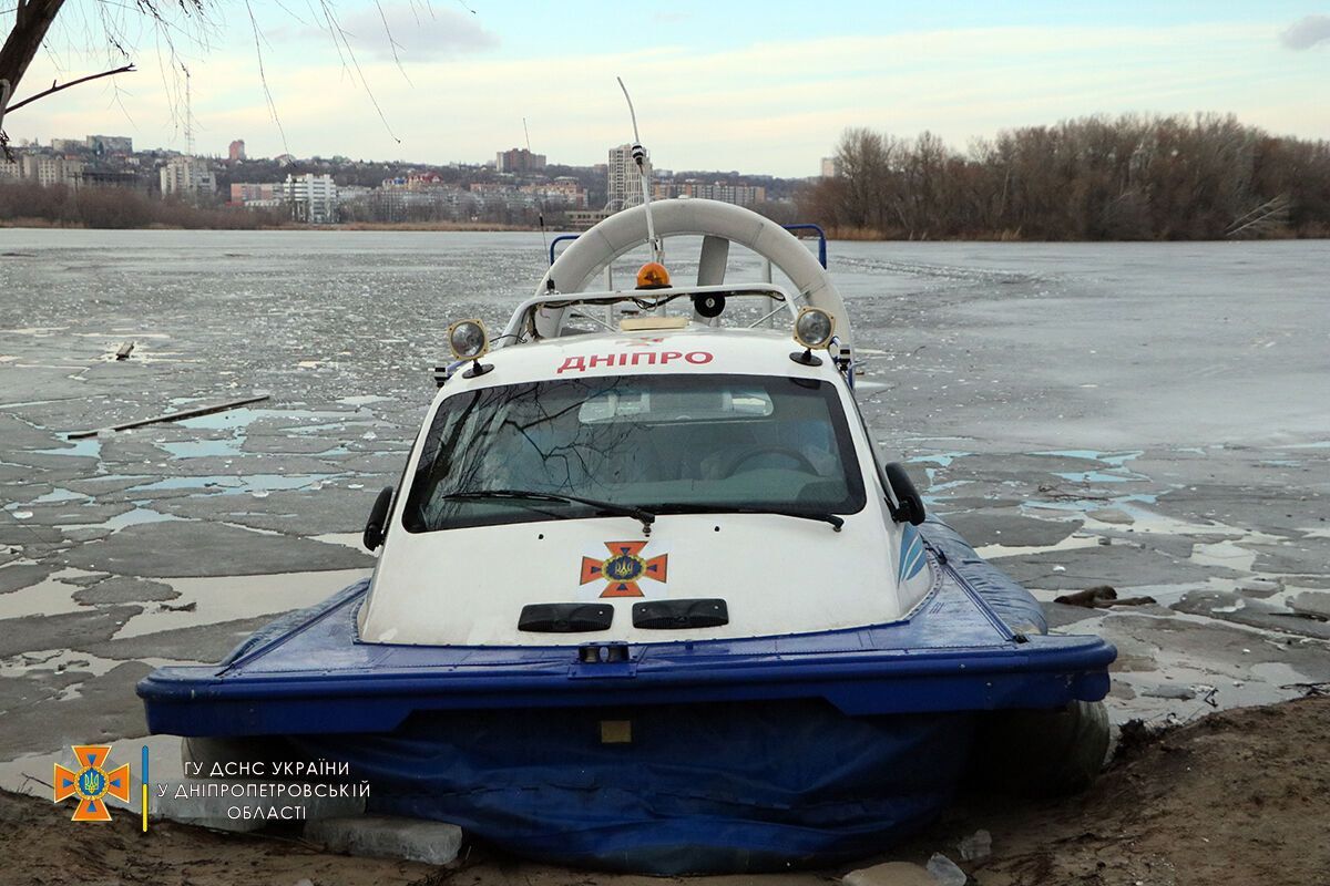 На реке Днепр в Днепре под лед провалились пять человек