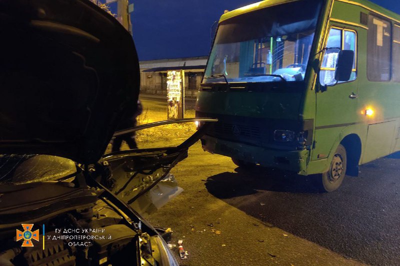 Новости Днепра про Водителя Kia доставали спасатели: в Днепре столкнулись иномарка и автобус