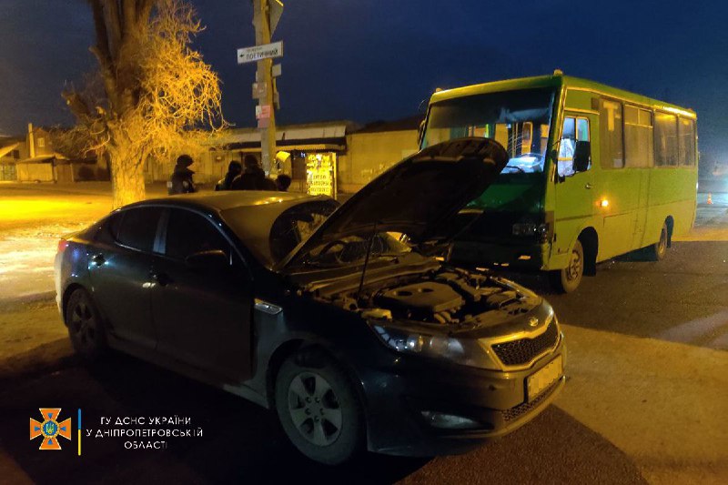 Новости Днепра про Водителя Kia доставали спасатели: в Днепре столкнулись иномарка и автобус