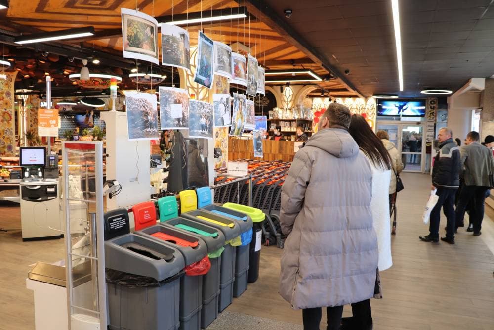 Новости Днепра про Галерея среди вкусностей: в супермаркете Каменского открылась экологическая фотовыставка