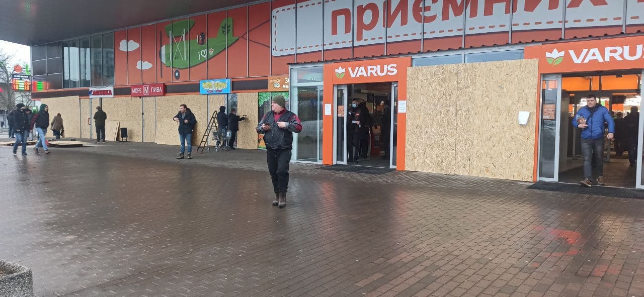 Новости Днепра про Без паники: в Днепре магазины заклеивают окна ДСП