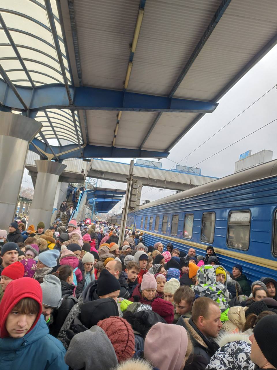 Новости Днепра про Яблоку негде упасть: в сети показали очереди на поезда в Днепре