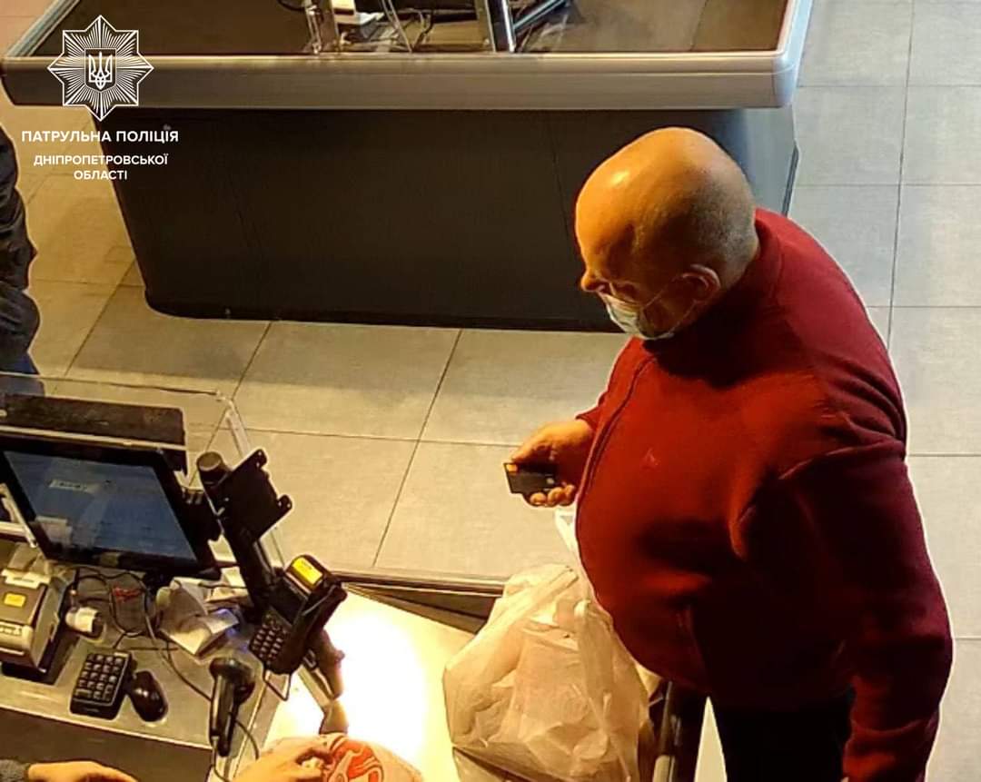 Новости Днепра про Патрульные в Днепре задержали мужчину, который покупал сосиски с помощью чужих карт