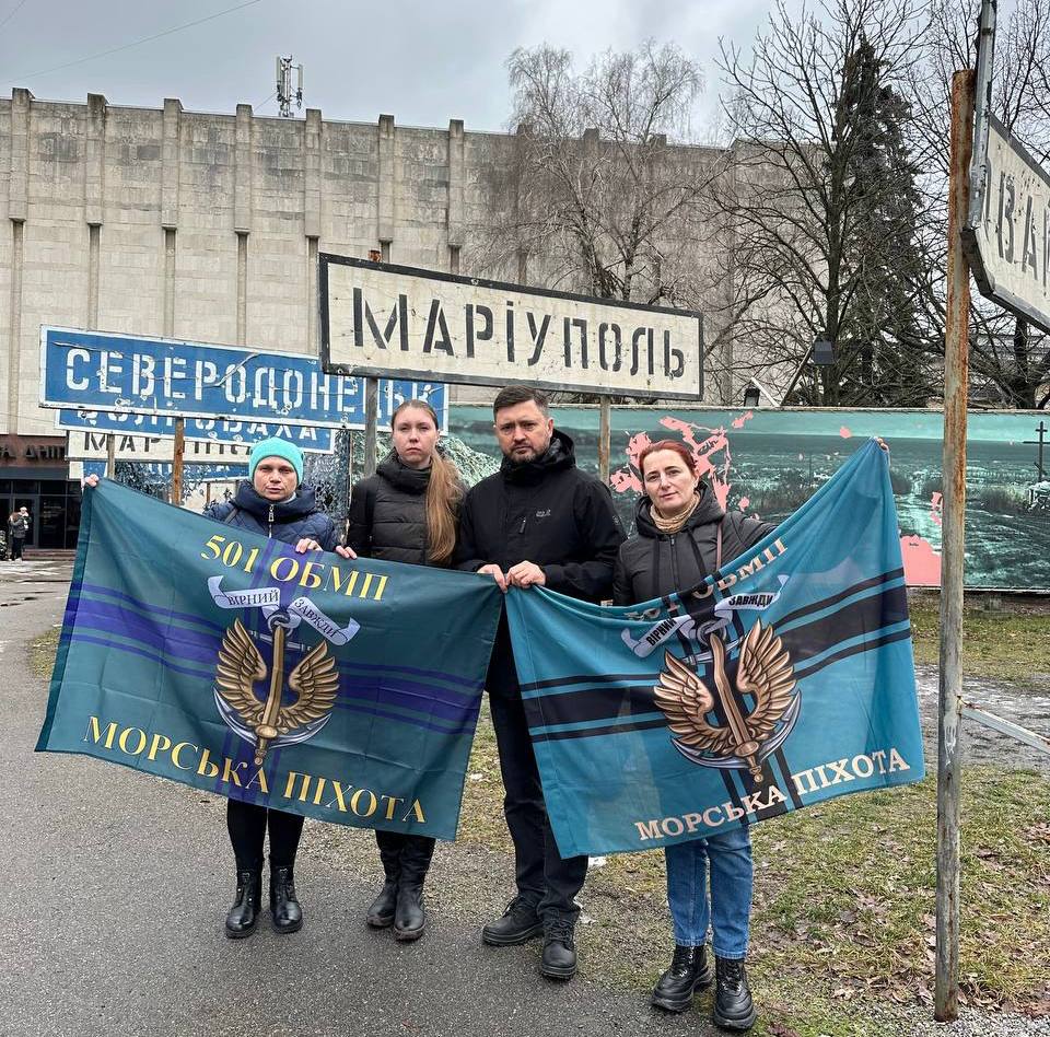 У Дніпрі відкрили виставку "Україна чекаєсвоїх героїв" про захисників Маріуполя (фото)