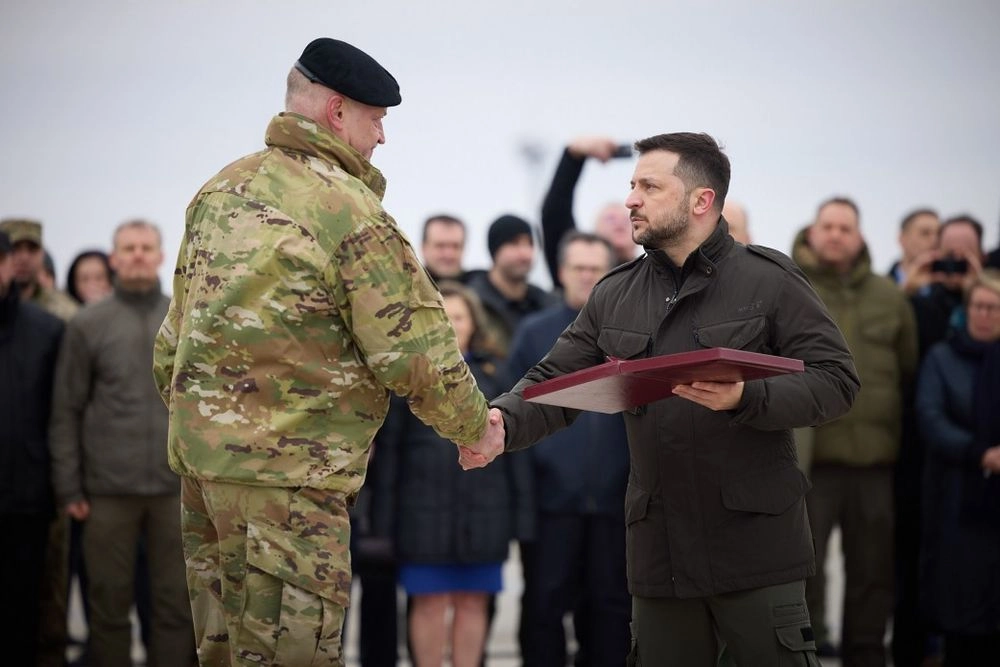 Зеленський нагородив військових, які брали участь в обороні аеропорту "Антонов"