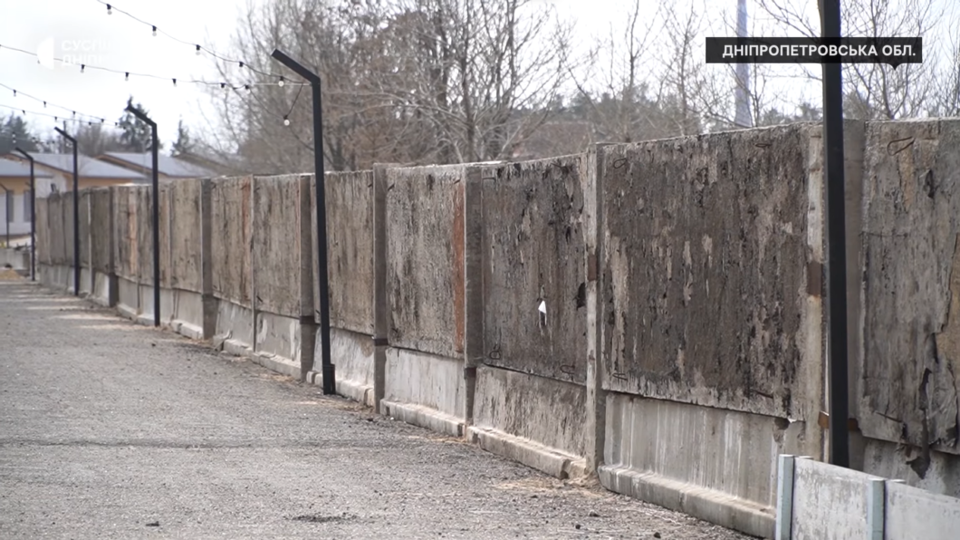 біля Блакитних озер на Дніпропетровщині невідомі встановлюють бетонний паркан