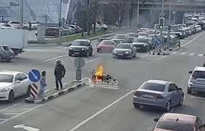 У Дніпрі під час руху раптово загорівся мотоцикл (ВІДЕО)