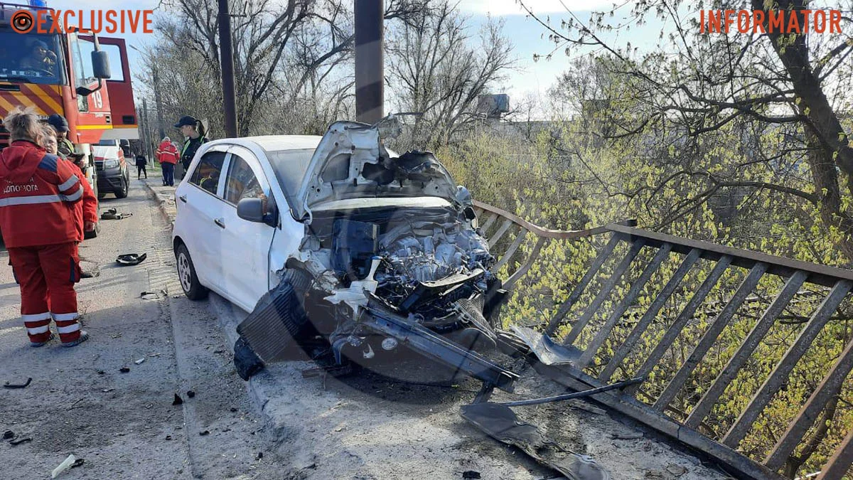 В Днепре на Кротова KIA врезалась в забор: водитель упал с 7-метровой высоты