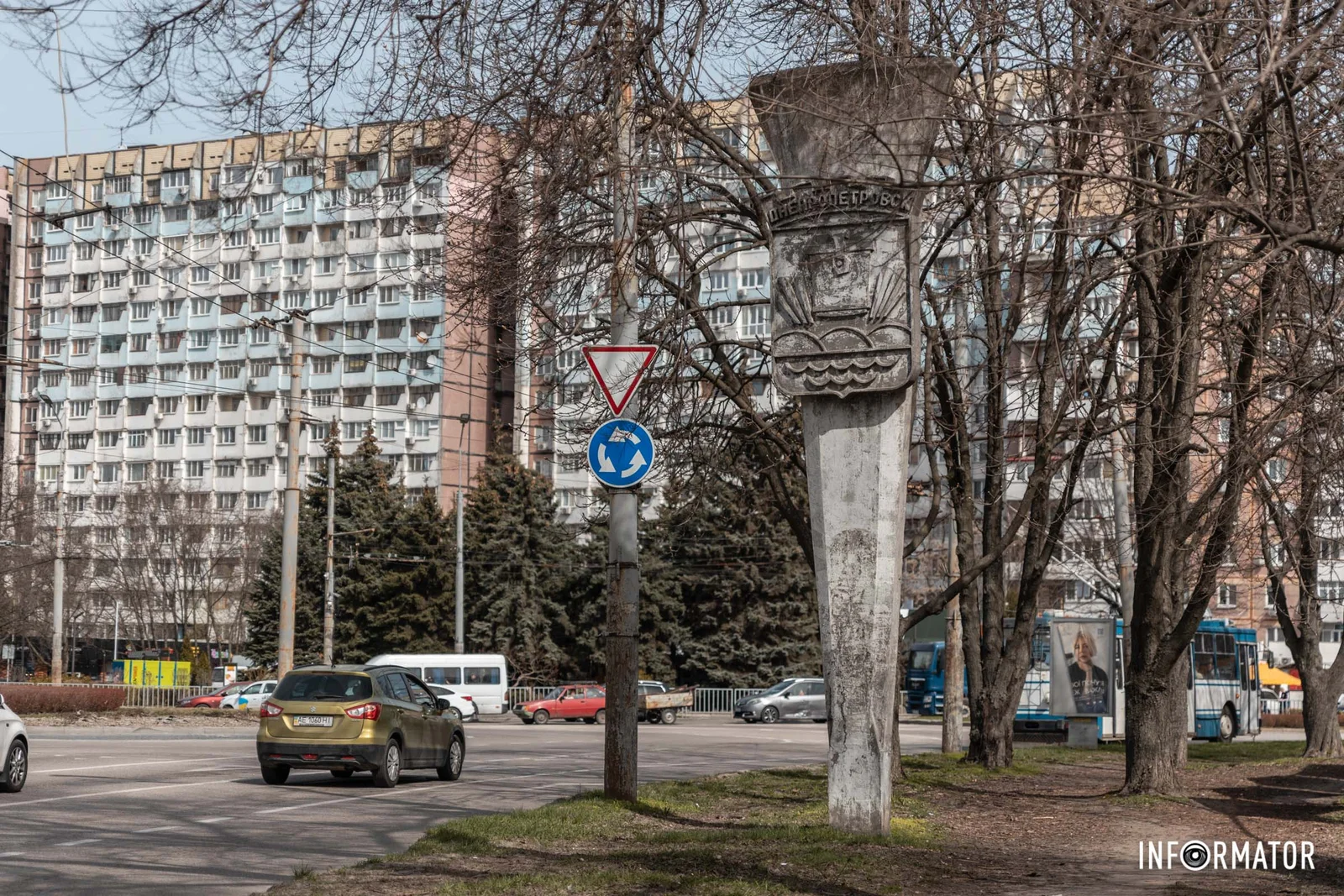 Стела находится на проспекте Науки возле кольцевой (прежнее название Гагарина)