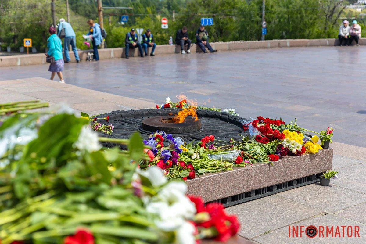 9 травня наша держава святкує День Європи, але, попри
це,
люди несли квіти до пам’ятника Слави