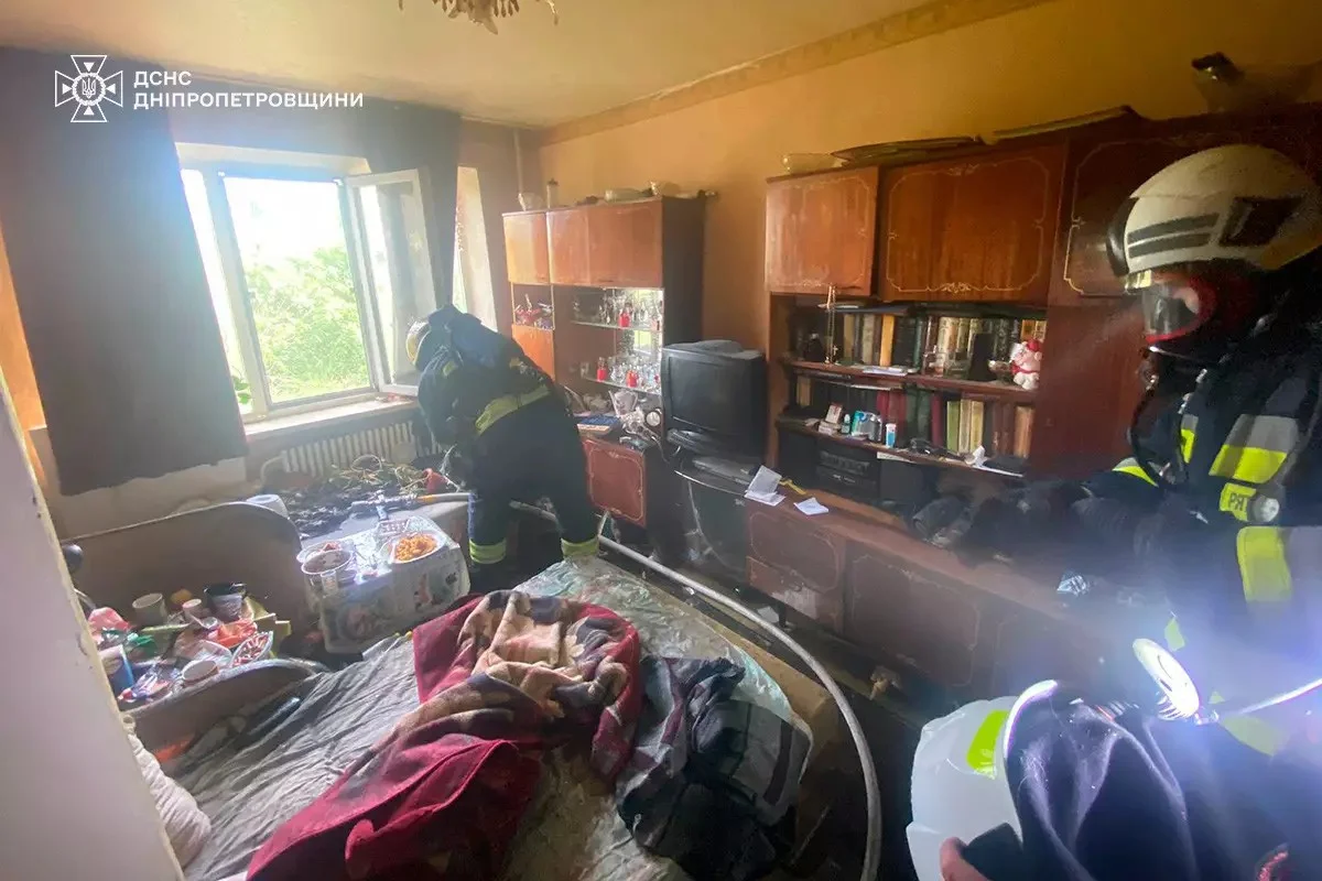 Работники ГСЧС спасли женщину из задымленного дома