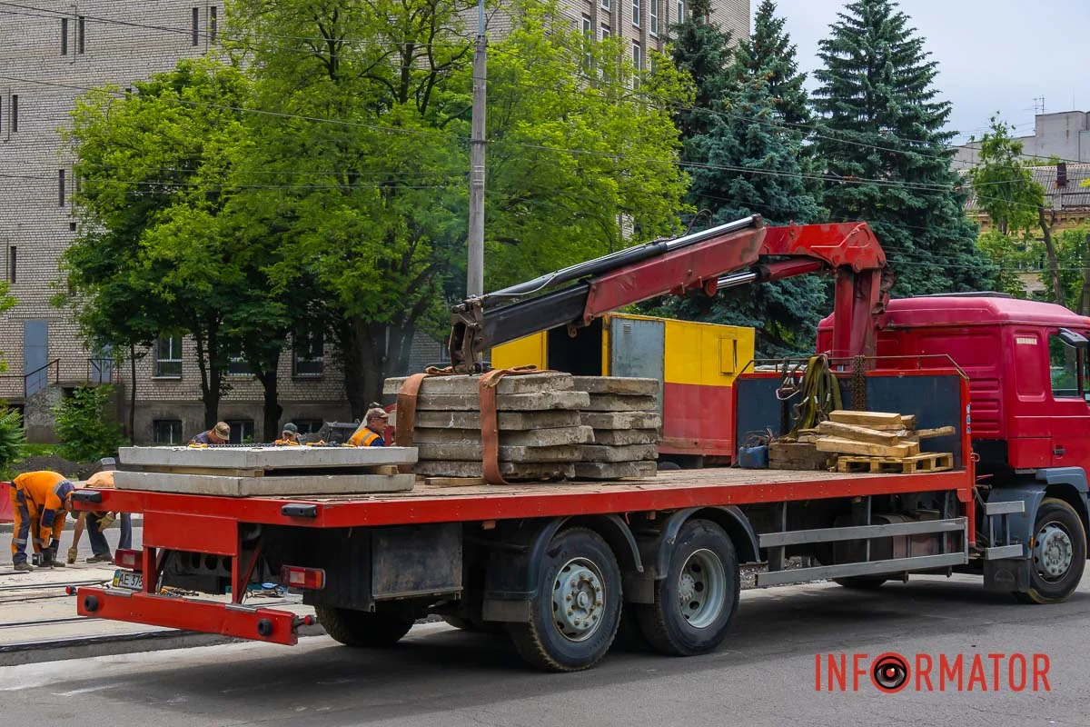 В Днепре на пересечении улиц Михаила Грушевского и Барвенковской обновляют трамвайный переезд