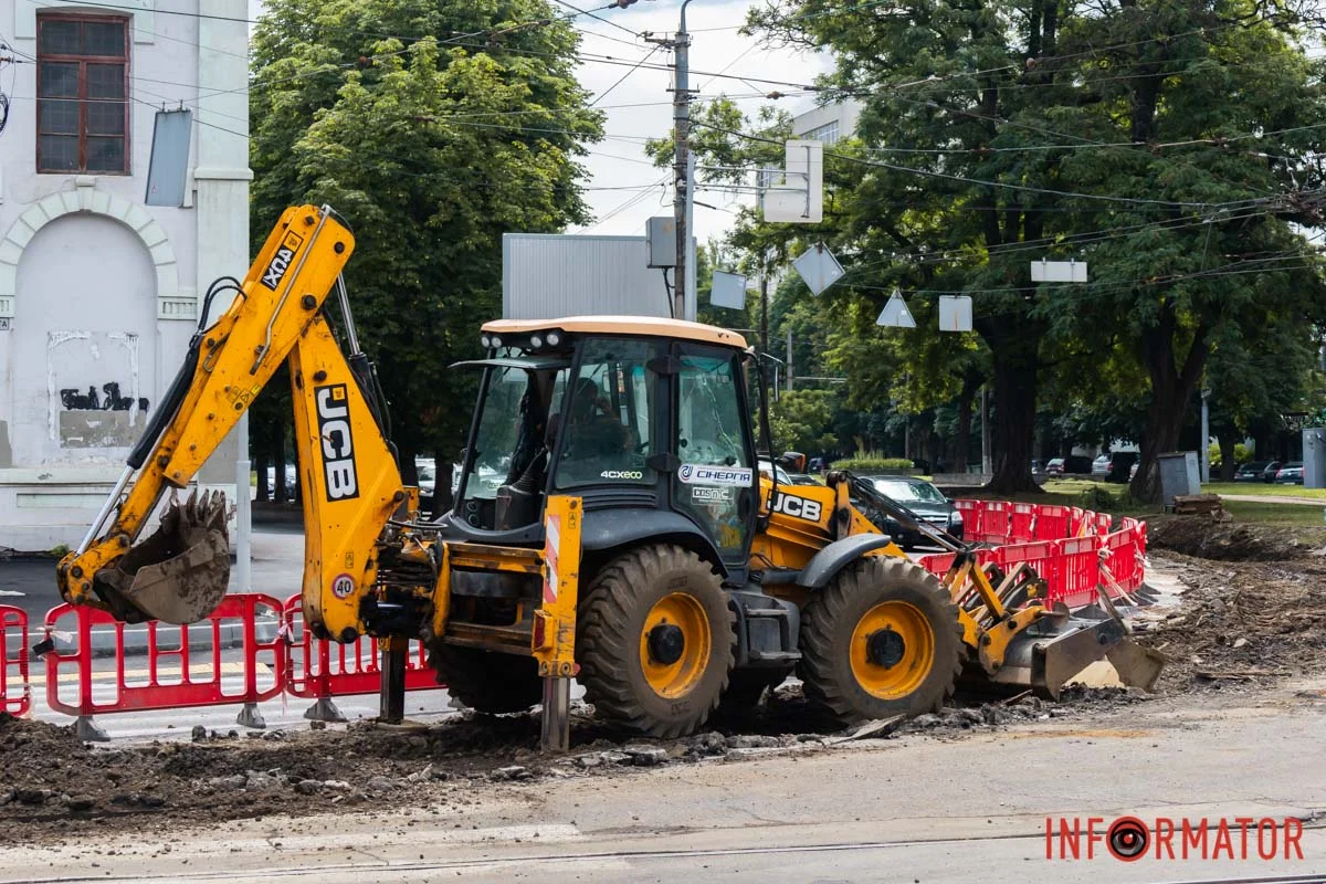 На перекрестке проспекта Леси Украинки и улицы Бандеры приступили к ремонту трамвайных путей